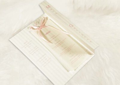 Menükarte als Aufsteller mit innenliegendem Pergamentpapier und Schleifenbindung – Streifen Sweet Serie